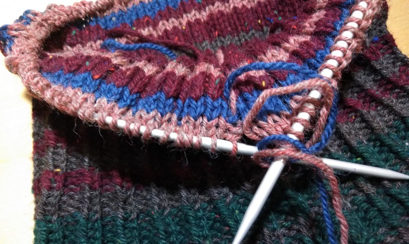 毛糸の残り糸を活用して帽子にもなりそうなネックウォーマーを編んでいます