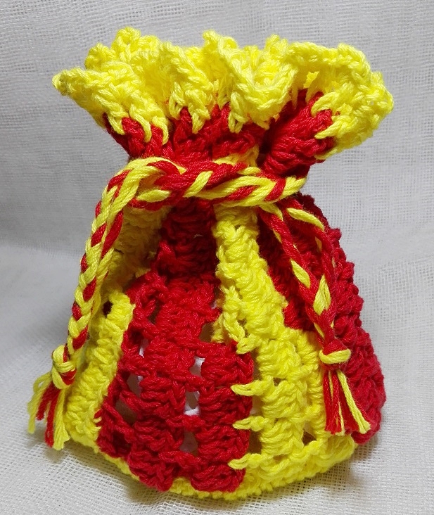 かぎ針編みの小物は巾着がおすすめ！かぎ針の方眼編みで作る袋物を４つ紹介します