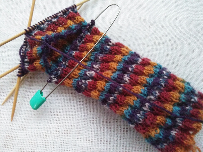 ユザワヤのソックヤーンで足首ウォーマーを手編み これならしっかり固定できる？！