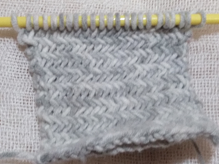 棒針で模様編みヘリンボーンとデイジーステッチのスワッチを編んでみて