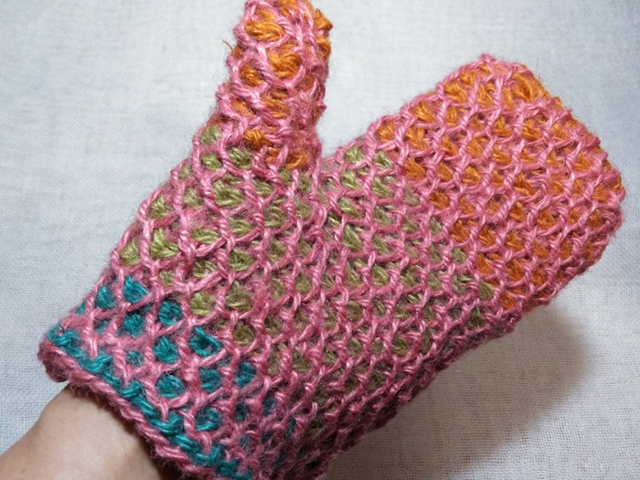 麻糸で鍋つかみを手編み 残り糸で編んだアフガン編みのミトンの出来具合は