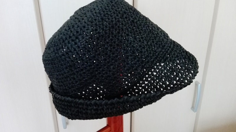 ダイソーのペーパーヤーンで編んだ帽子は木漏れ日と風が気持ちよく通り抜ける
